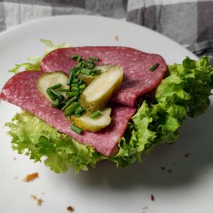 Stadtbäckerei Kühl - halbes belegtes Brötchen mit Salami