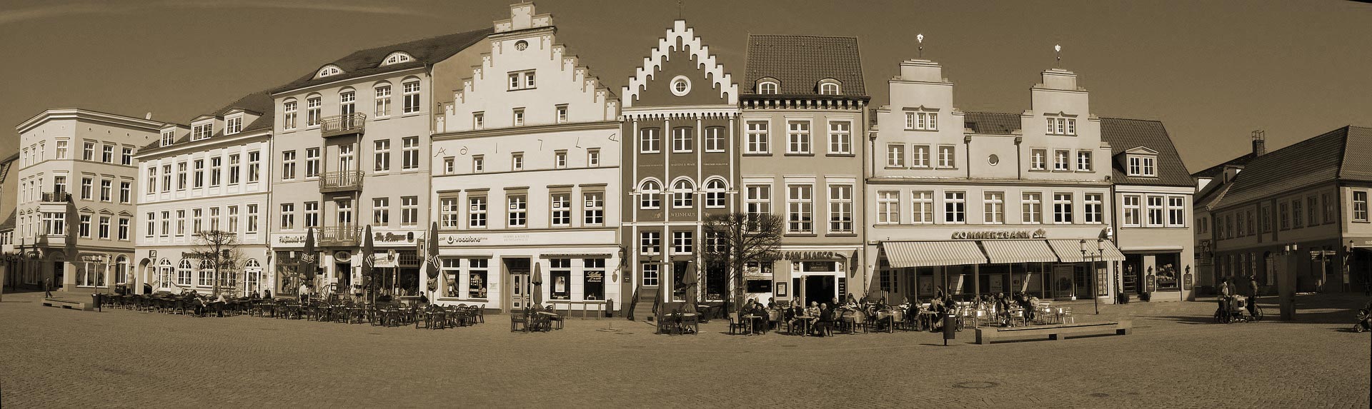 Hermann Kühl übernahm am 1. Juli 1935 die Bäckerei von seinem Onkel Emil, in der Altstadt der Universitäts- und Hansestadt Greifswald. Das war die Geburtsstunde des Familienunternehmens. Dort, wo heute das Domhotel steht, gab es noch bis 1993 die damals einzige Filiale von Bäcker Kühl. Blaue Fliesen im Eingansbereich waren das Markenzeichen. Die Greifswalder nannten ihn deshalb liebevoll ihren Kachelbäcker.