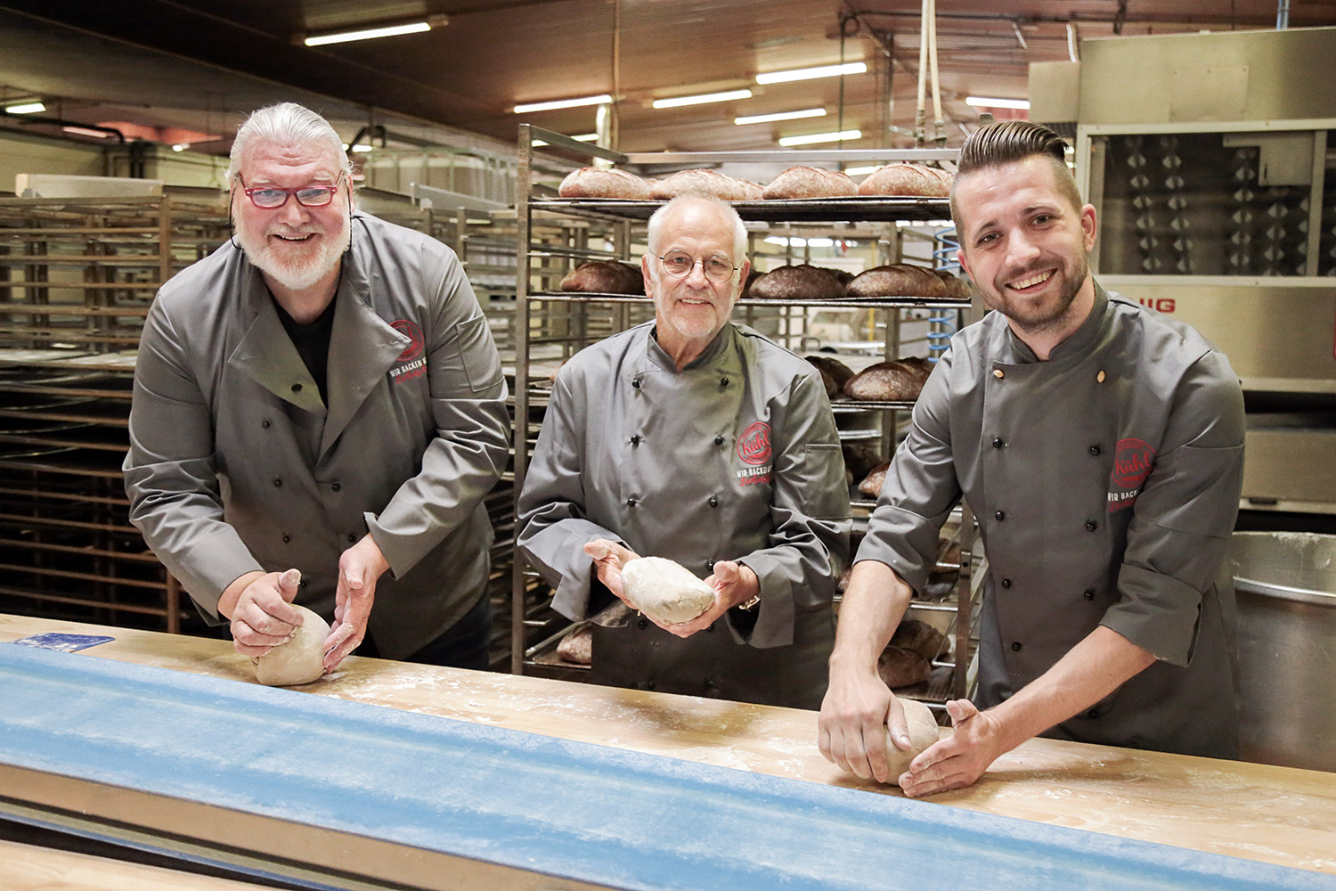 Es gibt viel zu feiern, denn die Stadtbäckerei Kühl wird 85 Jahre alt. Die Kombination aus traditionellen und innovativen Backwaren, von höchster Qualität überzeugen bis heute!
                         Nach sechs Jahren lässt die Stadtbäckerei Kühl das TK-Geschäft hinter sich und konzentriert sich wieder auf den Ausbau des Filialgeschäftes.