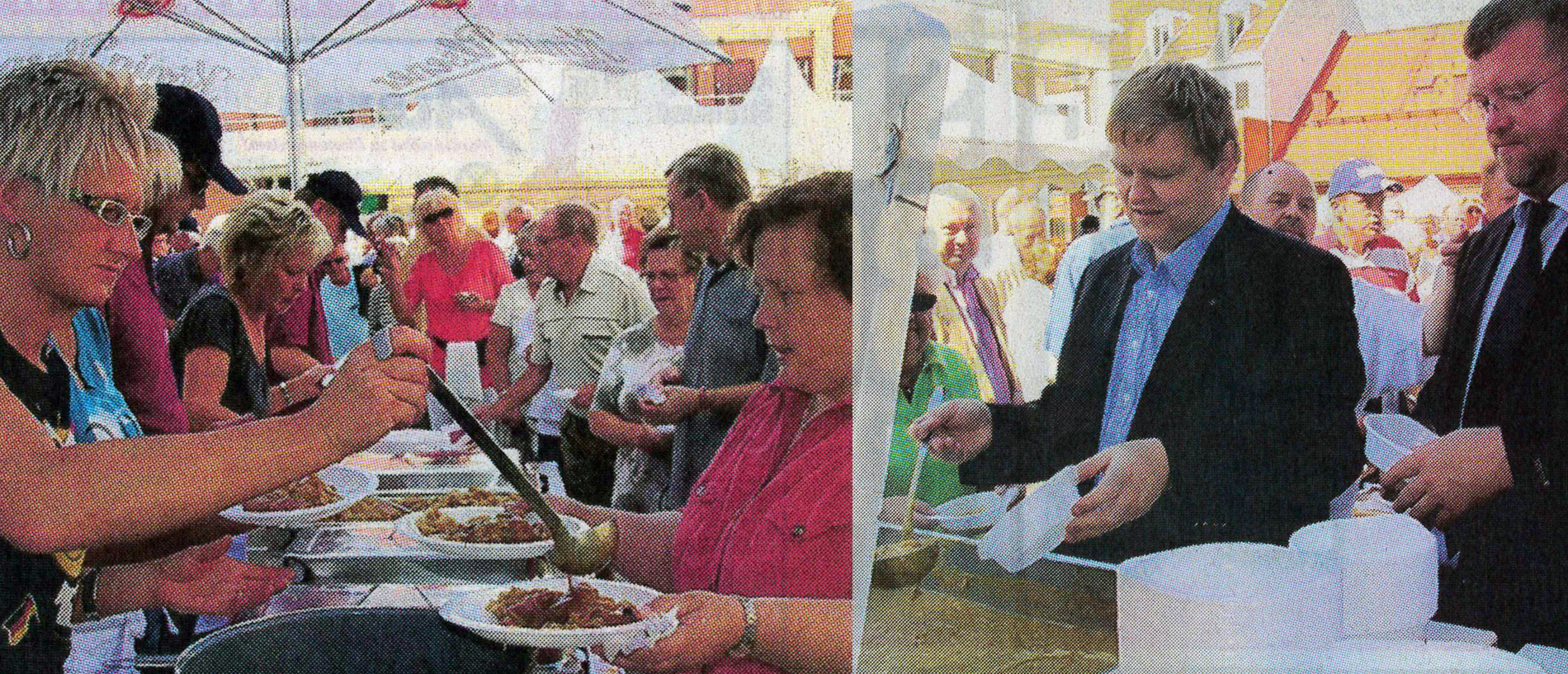 Die schwedische Partnerstadt Grimmens Staffanstorp ist nun jährlich Ziel der Stadtbäckerei Kühl. Im Gepäck hatten sie Tische, Sonnenschirme, Bierwagen, Gulaschkanone und Backofen. Außerdem mit dabei waren 400 Portionen Kasseler mit Sauerkraut, 400 Portionen Erbseneintopf, 1200 Knacker sowie Bock- und Lungwürste, Brot, Kuchen und Getränke. Auf dem Marktplatz vor dem Rathaus wird zum Essen eingeladen. Bei strahlendem Wetter waren auch nur strahlende Gesichter zu sehen. Freude machen war das Hauptanliegen des Festes.